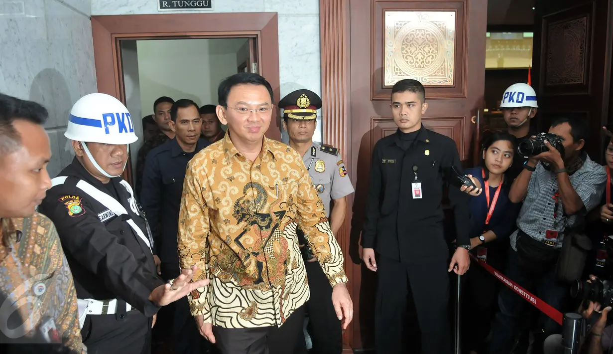 Gubernur DKI, Basuki Tjahaja Purnama seusai menjalani sidang perdana pengujian Undang-Undang Pilkada mengenai cuti selama masa kampanye di Mahkamah Konstitusi, Jakarta, Senin (22/8). Ahok datang tanpa didampingi kuasa hukum. (Liputan6.com/Johan Tallo)