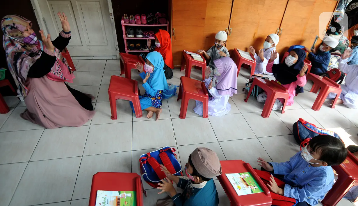 Anak-anak melakukan kegiatan belajar mengajar di teras rumah warga di Depok, Jawa Barat, Senin (16/8/2021). Beragam kegiatan seperti mengaji, menggambar, belajar mewarnai dan lain-lain di masa pandemi dengan menerapkan prokes  ini dalam rangka mengisi waktu luang anak-anak. (merdeka.com/Arie Basuki)