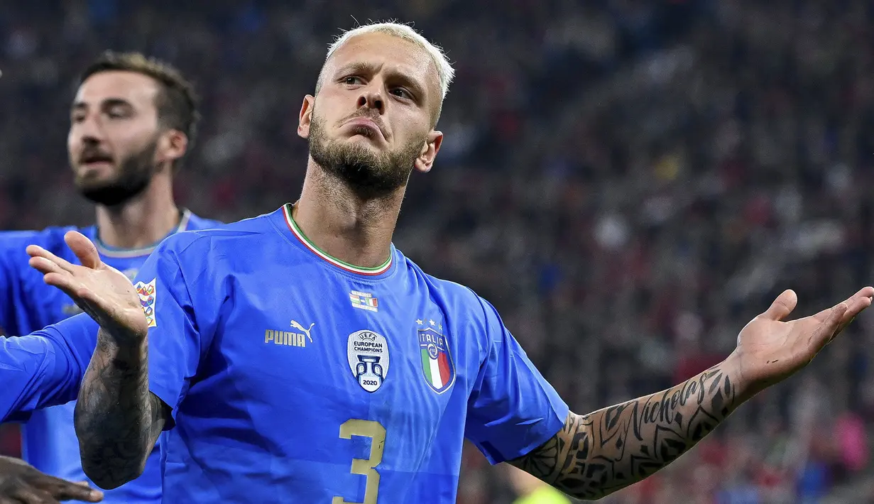 Sementara gol kedua skuat asuhan Roberto Mancini itu tercipta pada menit ke-57. Meneruskan assist Cristante, Federico Dimarco berhasil menyontek bola dari jarak dekat. (AP via MTI/Zsolt Szigetvary)