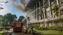 Petugas pemadam kebakaran berjibaku menjinakkan api yang menghanguskan Gedung Badan Keamanan Laut (Bakamla) di jalan Proklamasi, Menteng, Jakarta Pusat, Minggu (29/9/2024) pagi. (merdeka.com/Arie Basuki)