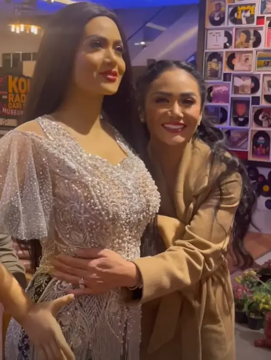 Patung manekin Kridayanti tampil bergaya glamor dengan mengenakan wastra Nusantara. [@krisdayantilemos]