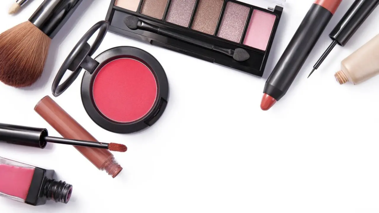 9 Alat Makeup Wanita yang Wajib Dibawa