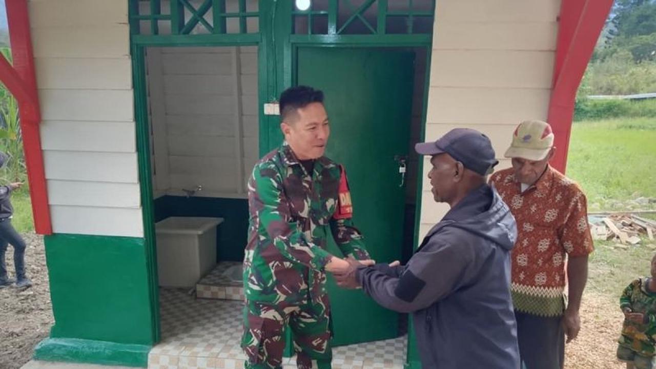 Kodim 1702/Jayawijaya Tingkatkan Sanitasi Warga Ibele dengan Serahkan MCK Umum Jayawijaya