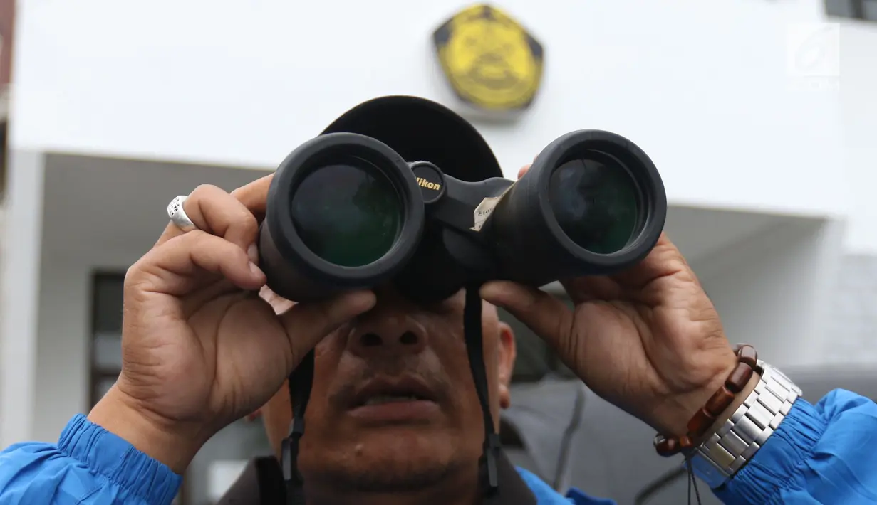 Petugas meneropong aktivitas Gunung Anak Krakatau di Pos Pengamatan di Cinangka, Banten, Selasa (25/12). Dari pantauan tersebut anak krakatau berstatus siaga dihimbau masyarakat untuk tetap berhati-hati. (Liputan6.com/Angga Yuniar)