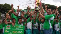 SDN 112 Kabupaten Enrekang menjuarai Milo Football Championship 2017 regional Makassar. (Bola.com/Benekditus Gerendo Pradigdo)