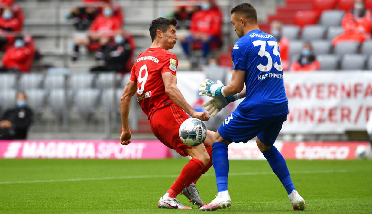 Pemain Bayern Munchen, Florian Kastenmeier, berebut bola dengan pemain Fortuna Duesseldorf, Florian Kastenmeier, pada laga Bundesliga di Allianz Arena, Sabtu (30/5/2020). Bayern Munchen menang 5-0 atas Fortuna Duesseldorf. (AP/Christof Stache)