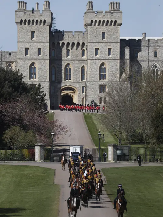 Petugas Pasukan Raja Artileri Kuda Kerajaan pergi setelah pemakaman Pangeran Philip Inggris di Kastil Windsor di Windsor, Inggris (17/4/2021). Pangeran Philip meninggal 9 April pada usia 99 tahun setelah 73 tahun menikah dengan Ratu Inggris Elizabeth II . (Frank Augstein / Pool via AP)
