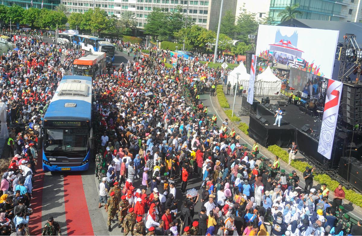 Antusiasme Ribuan Orang Padati Panggung Pesta Rakyat Pelantikan Prabowo di Bundaran HI