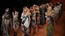 Sejumlah model berjalan di atas catwalk mengenakan busana rancangan karya Ronaldo Fraga dalam Sao Paulo Fashion Week di Brasil (26/4). (AP Photo / Andre Penner)