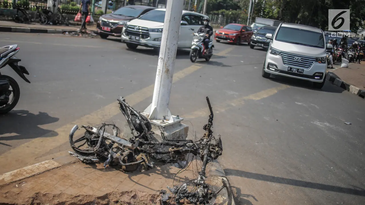 Bangkai Kendaraan Terbakar