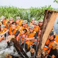  'Pasang Badan,' Para Tentara Cina Ini Ramai-ramai Cegah Banjir | via: Liputan6.com