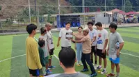 Mantan Pelatih Timnas Indonesia, Shin Tae-yong, melakoni syuting film Ghost Soccer: Bola Mati, di Cisalak, Subang, Jawa Barat, Minggu (19/1/2025).