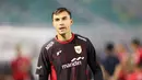 Kiper Timnas Indonesia, Emil Audero saat menjalani latihan resmi menjelang FIFA Matchday melawan Chinese Taipei di Stadion Gelora Bung Tomo, Surabaya, Kamis (04/09/2025). (Bola.com/Abdul Aziz)