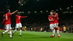 Penyerang MU, Marcus Rashford (kanan) melakukan selebrasi bersama rekan-rekannya usai mencetak gol ke gawang CSKA Moscow pada pertandingan grup A Liga Champions di Old Trafford, Inggris (5/12). MU menang 2-1 atas CSKA Moscow. (AP Photo/Dave Thompson)