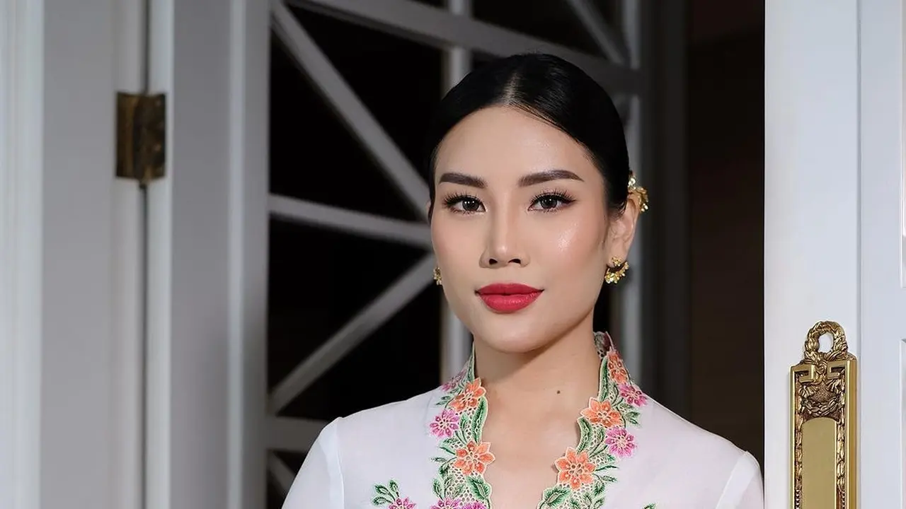 10 Inspirasi Styling Kebaya Encim dari Erina Gudono, Yuki Kato, hingga Ariel Tatum
