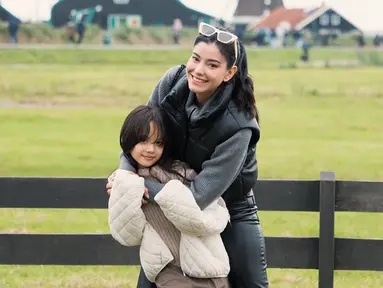Mudah dekat dengan siapa saja, Gempi terlihat nyaman bersama Medina Dina. Medina yang sebelumnya sudah pernah menikah, tentunya punya sisi keibuannya. Melihat foto Gempi dan Medina ini, sepertinya anak semata wayang Gading Marten itu sudah bisa menerima kehadiran Medina jika nantinya hubungan Medina Dina dan Gading Marten berlabuh ke pelaminan. (Liputan6.com/IG/medinadinaaa)