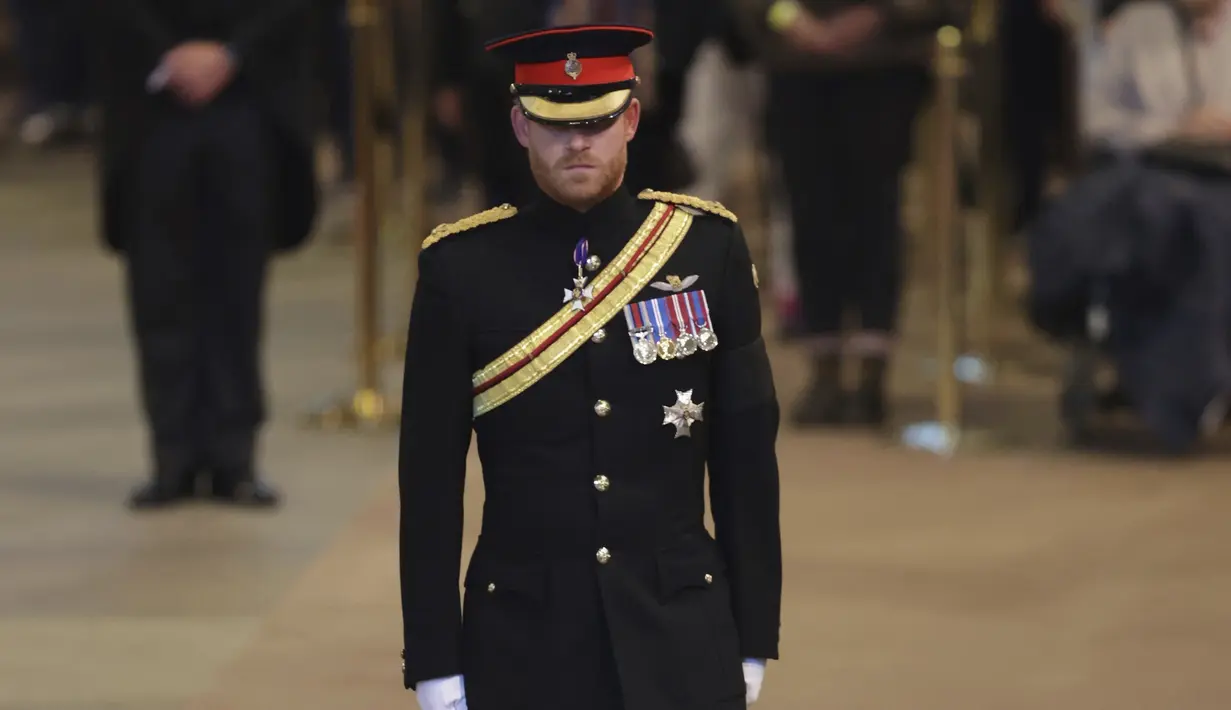 <p>Pangeran Harry ditugaskan untuk berjaga di sekitar peti jenazah Ratu Elizabeth II di Westminster Hall, di Istana Westminster, London, Sabtu (17/9/2022). Pangeran Harry sebelumnya dilarang menggunakan seragam militer pada malam penjagaan Ratu Elizabeth II lantaran dirinya sudah tak lagi menjadi bangsawan tak bekerja. (Chris Jackson/Pool Photo via AP)</p>