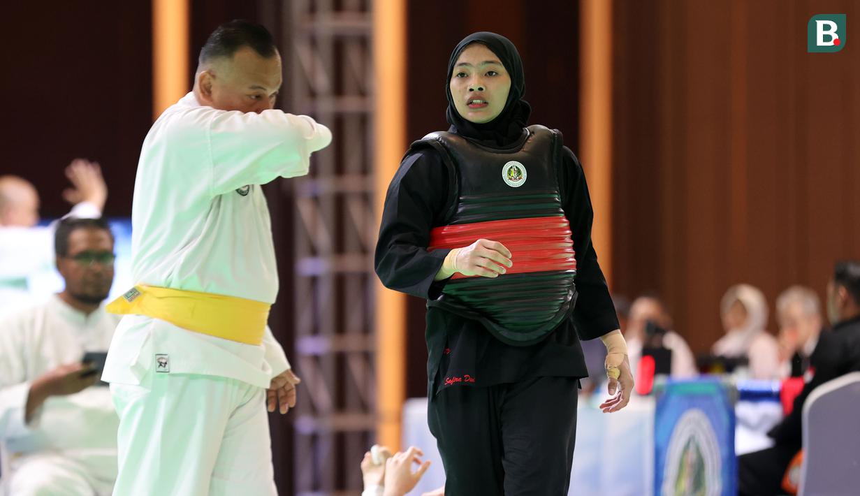 <p>Atlet pencak silat putri Indonesia, Safira Dwi Meilani saat menghadapi wakil Vietnam, Nguyen Huang Hong An pada nomor tanding putri kelas B Pencak Silat SEA Games 2023 di Chroy Changvar International Convention and Exhibition Center, Phnom Penh, Kamboja, Rabu (10/05/2023). (Bola.com/Abdul Aziz)</p>