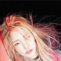 Tidak hanya bersuara merdu, Heize juga mengaplikasikan makeup vibrant yang cute. (Sumber foto: Pinterest)