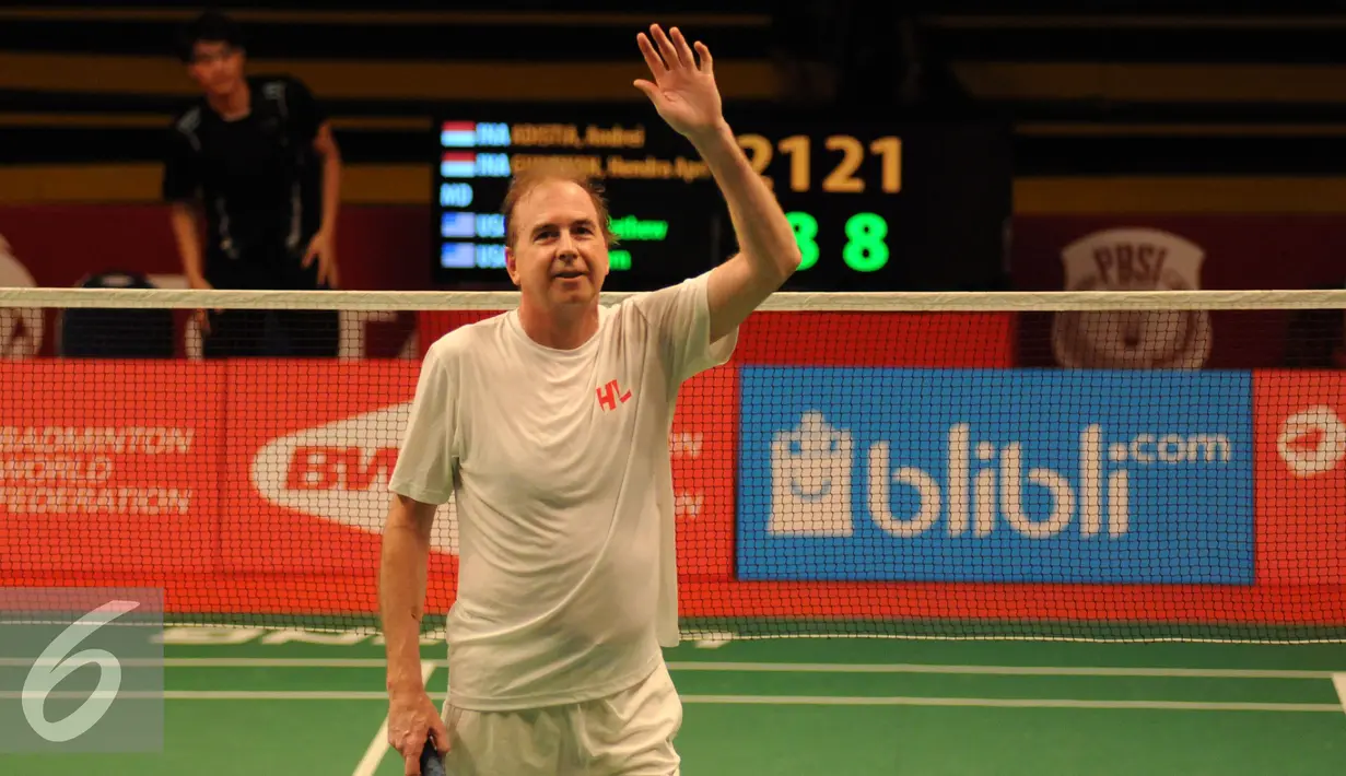 Pebulu tangkis ganda putra USA, Mathew Fogarty melambaikan tangan usai berlaga melawan Andrei/Hendra (Indonesia) di Total BWF World Championships 2015 di Jakarta, Senin (10/8/2015). Andrei /Hendra unggul 21-18, 21-8. (Liputan6.com/Helmi Fithriansyah)