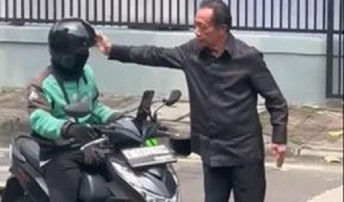 Setelah melepas helm yang digunakan, jenderal Kopassus itu sempat menepuk pundak driver ojek online sebelum berlalu.