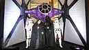 Orang berkostum karakter Star Wars berpose didepan replika pesawat di wahana dunia petualangan intergalaksi 'Star Wars: The Force Awekens', Senayan City,  Jakarta, (7/12). Wahana berlangsung hingga 10 Januari 2016. (Liputan6.com/Immanuel Antonius)