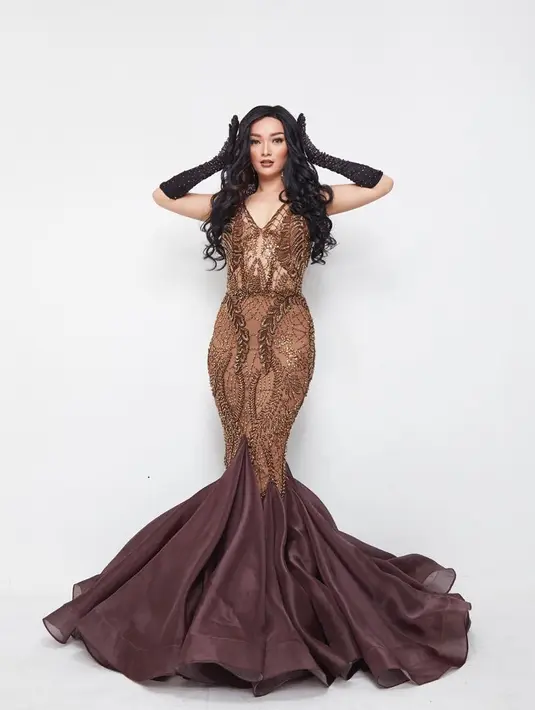 Nah, kalau tampilan Zaskia yang satu ini memang glamor. Mulai dari gaya busana, rambut dan makeup yang dikenakan Zaskia. Untuk lipsticknya, wajah Zaskia tampak natural dengan warna coklat di bibirnya. (Instagram/zaskia_gotix)