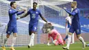 Pemain Chelsea merayakan gol yang dicetak  Ben Chilwell ke gawang Crystal Palace pada laga lanjutan Liga Inggris di Stamford Bridge, Sabtu (3/20/2020) malam WIB. Chelsea menang 4-0 atas Crystal Palace. (AFP/Kirsty Wigglesworth/pool)