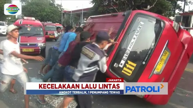 Seorang penumpang angkot jurusan Muara Baru-Muara Angke tewas usai angkot terguling menabrak pagar pembatas jalan.