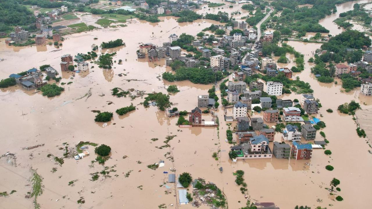 Terjangan banjir terdahyat tersebut telah memaksa beberapa kota di Provinsi Fujian menghentikan sementara aktivitas transportasi kereta bawah tanah, menutup sekolah-sekolah hingga melakukan evakuasi penduduk secara besar-besaran.<br>