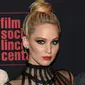 Ekspresi Jennifer Lawrence saat menghadiri pemutaran perdana "Red Sparrow" di Alice Tully Hall di New York (26/2). Aktris 27 tahun ini tampil menggoda dengan gaun hitam jaring-jaring. (AFP Photo/Getty Images/Dimitrios Kambouris)