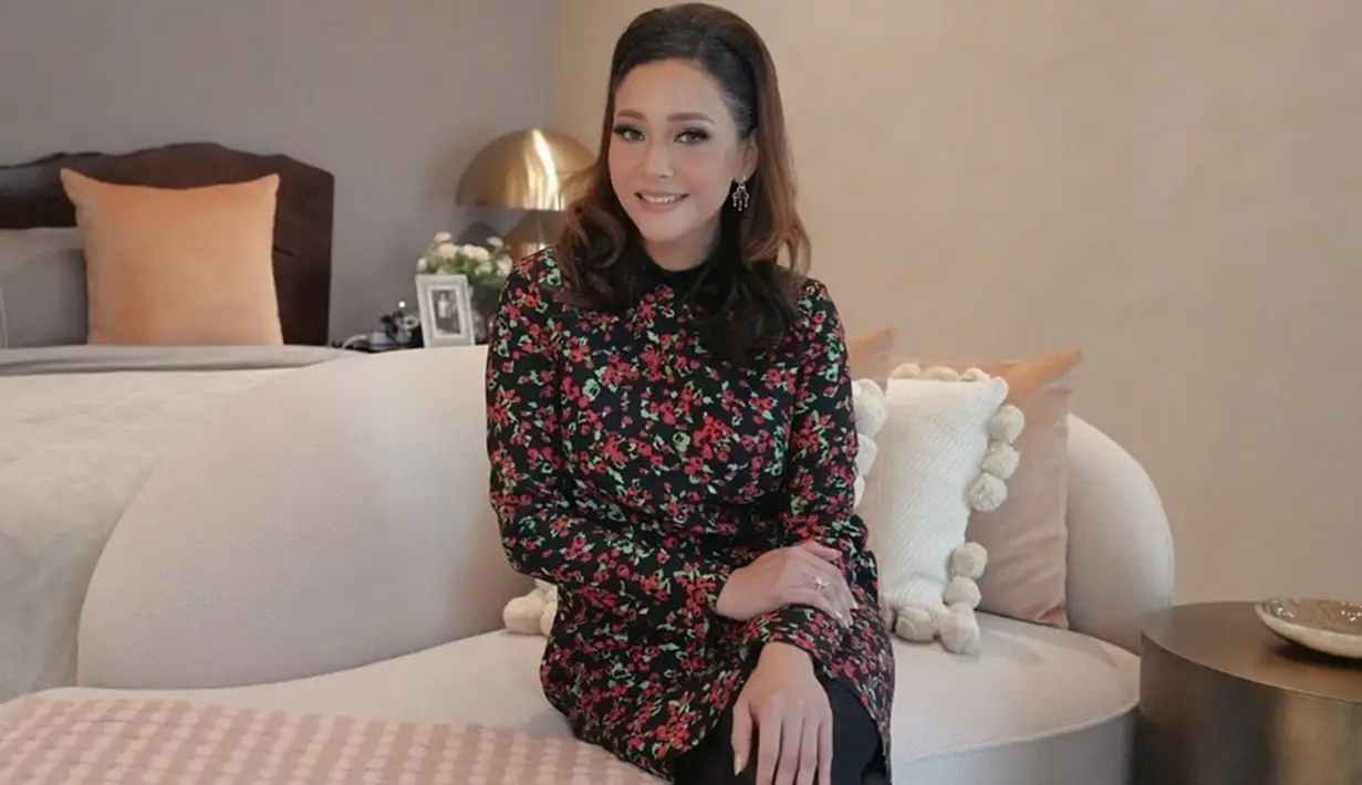 Manfaat facelift sendiri untuk mengencangkan kulit wajah. Setelah menjalani prosedur kecantikan tersebut, tampak wajah Maia Estianty kini jauh lebih muda. Seperti unggahan terbaru Maia memperlihatkan perubahan wajahnya yang menjadi sorotan netizen.(Liputan6.com/IG/@maiaestiantyreal)