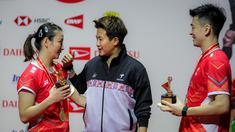 Legenda bulutangkis Indonesia, Liliyana Natsir (tengah) memberikan selamat kepada pebulutangkis ganda campuran China, Huang Ya Qiong (kiri) dan Zheng Si Wei setelah memenangkan Indonesia Masters 2024 di Istora Senayan, Jakarta, Minggu (28/01/2024). (Bola.com/Bagaskara Lazuardi)