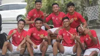 Para pemain Timnas U-19 Indonesia melakukan foto bersama saat mengikuti lomba menyambut HUT RI ke-72 di Yogyakarta, (17/8/2017). Yogyakarta menjadi pilihan Timnas U-19 untuk melakukan TC. (Bola.com/Ronald Seger)