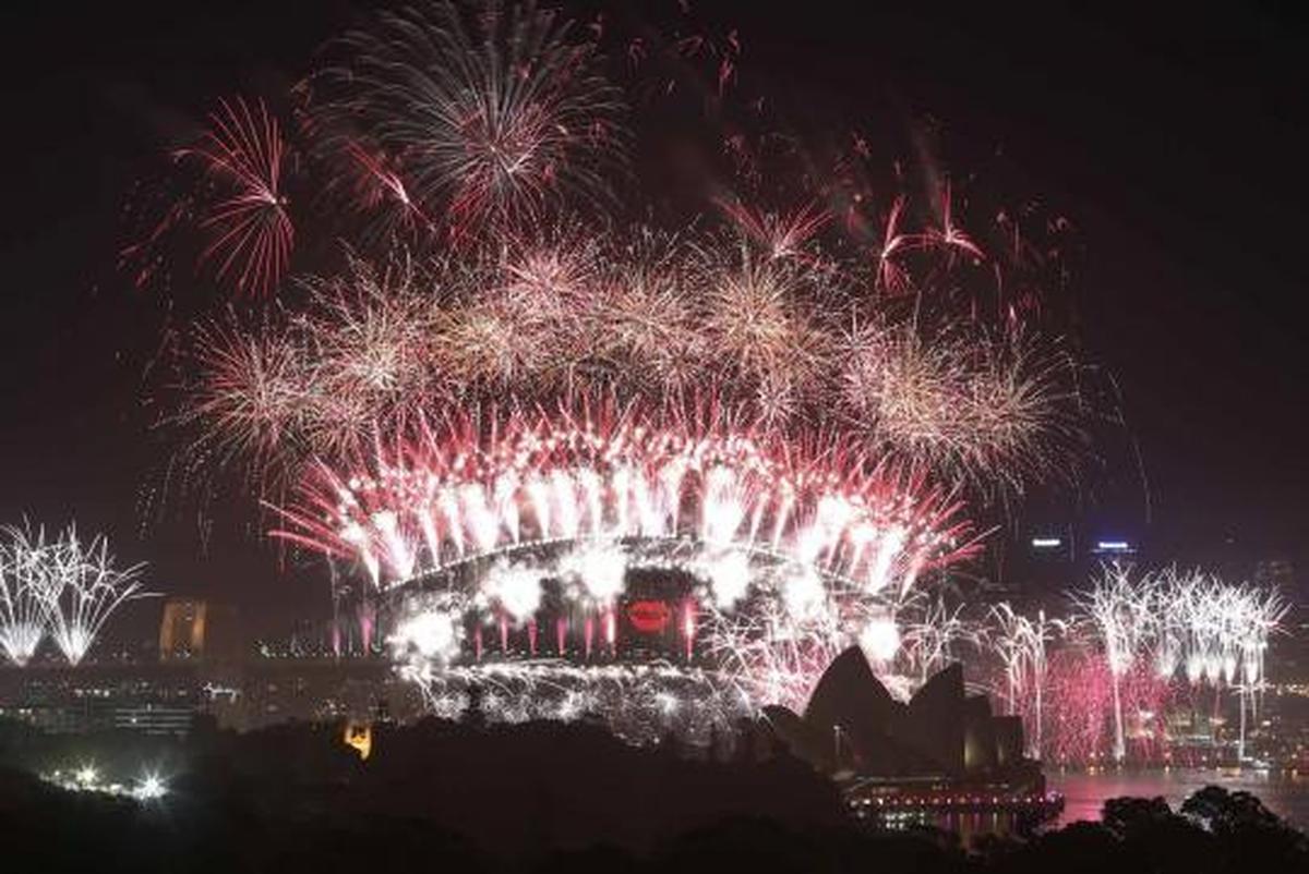 Kembang api diledakkan sebelum pergantian tahun di Sydney