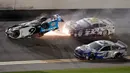 Mobil yang dikendarai Ryan Newman (6) terbalik saat terlibat kecelakaan dalam NASCAR Daytona 500 di Daytona International Speedway, Daytona Beach, Florida, Amerika Serikat, Senin (17/2/2020). Pembalap asal Amerika Serikat itu harus dilarikan ke rumah sakit akibat kecelakaan. (AP Photo/Chris O'Meara)