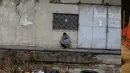 Seorang imigran merokok di depan sebuah gudang tak terpakai yang dijadikan tempat tinggal di Belgrade, Serbia, 10 November 2016. Menurut badan pengungsi PBB, sekitar 6.400 imigran saat ini terdaftar di Serbia. (REUTERS/Marko Djurica)