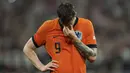 Pemain Belanda, Wout Weghorst, tertunduk lesu, setelah ditaklukkan Inggris pada laga semifinal Euro 2024 di Stadion Signal Iduna Park, Dortmund, Kamis (11/7/2024). (AP Photo/Darko Vojinovic)