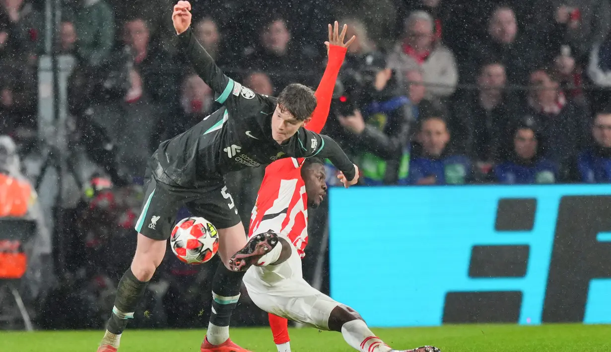 Rentetan kemenangan Liverpool di Liga Champions 2024/2025 akhirnya terhenti di markas PSV Eindhoven pada Matchday kedelapan Liga Champions di Phillips Stadium, Kamis (30/1/2025) dini hari WIB. Tampil dengan skuad pelapis dengan mayoritas pemain muda, The Reds menyerah dengan skor 2-3. (AP Photo/Peter Dejong)