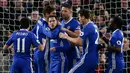 Gelandang Chelsea, Eden Hazard melakukan selebrasi bersama rekan-rekannya usai mencetak gol dari penalti ke gawang Bournemouth di Liga Inggris di Stamford Bridge, London, (26/12). Chelsea menang atas Bournemouth dengan skro 3-0. (Reuters/Peter Nicholls)