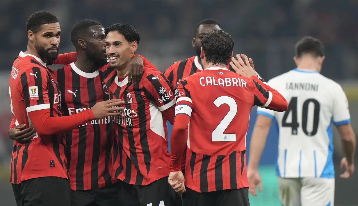 Pemain AC Milan merayakan gol yang dicetak oleh Tijjani Reijnders (tengah) pada laga lanjutan Liga Italia 2024/2025 melawan Sassuolo yang berlangsung di San Siro, Milan, Italia, Rabu (04/12/2024) dini hari WIB. (AP Photo/Luca Bruno)