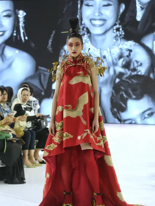 Kedua, seri Layar Sutera yang menampilkan gaun-gaun yang lebih premium dan gala. Di bagian ini, Denny Wirawan memaksimalkan imajinasinya dengan mendesain rancangan sedramatis motif batik Kudusnya. [Foto: Document/FIMELA]