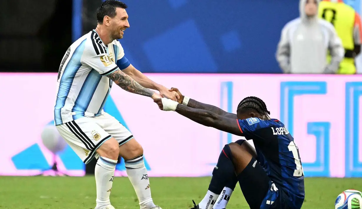 Pemain Argentina Lionel Messi mengangkat bek Tanjung Verde Sidney Lopes Cabral,selama pertandingan sepak bola babak 32 besar Piala Dunia 2026 antara Argentina dan Tanjung Verde di Stadion Miami di Miami Gardens, Jumat (03/07/2026). (AFP/ Chandan Khanna)