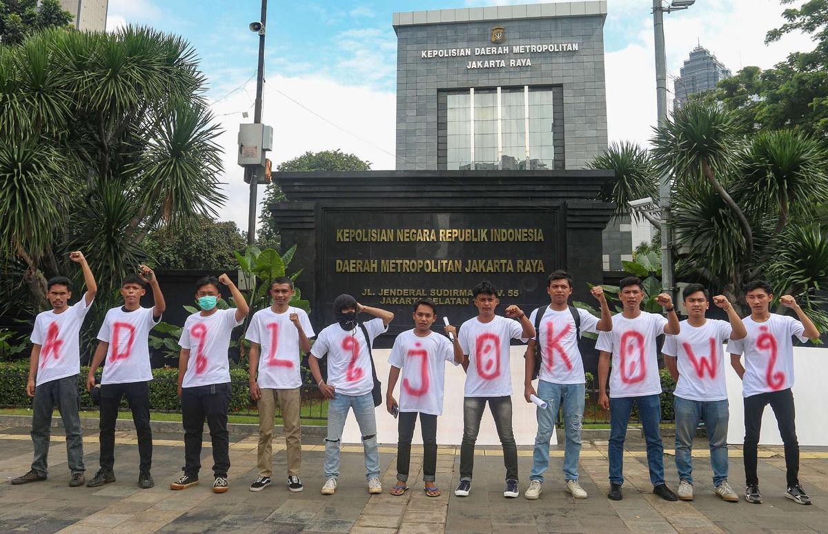 Aksi pengunjuk rasa tuntut polisi adili Jokowi