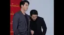 <p>Hyun Bin berdiri dengan penampilan mirip patung lilinnya. Rambut dibelah ke pinggir, tangan memegang jas berwarna abu-abu tua yang dikenakan, senyuman di bibirnya terulas. (Foto: Instagram/ vast.ent)</p>