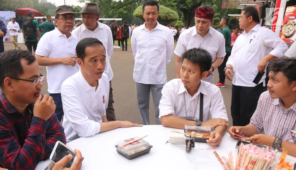 Presiden Jokowi berbincang dengan para anak muda ketika perayaan Hari Sumpah Pemuda di Istana Bogor, Sabtu (28/10). Perwakilan pemuda dari berbagai komunitas, pelaku usaha kreatif hingga atlet berpartisipasi dalam acara itu. (Liputan6.co/Angga Yuniar)