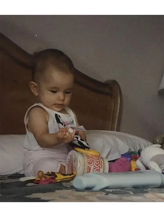 Dahlia Poland lahir di Florida, Amerika Serikat pada 5 Maret 1997. Artis keturunan Jawa dan Amerika Serikat itu memulai karirnya dari model. Potret masa kecil Dahlia Poland yang menggemaskan. [Instagram/dahliachr]