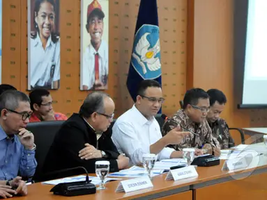 Mendikbud Anies Baswedan (tengah) memberikan penjelasan tentang Pelaksanaan Ujian Negara Tahun Ajaran 2015 di Gedung Ki Hajar Dewantara Kementerian, Jakarta, Jumat (23/1). (Liputan6.com/Panji Diksana)