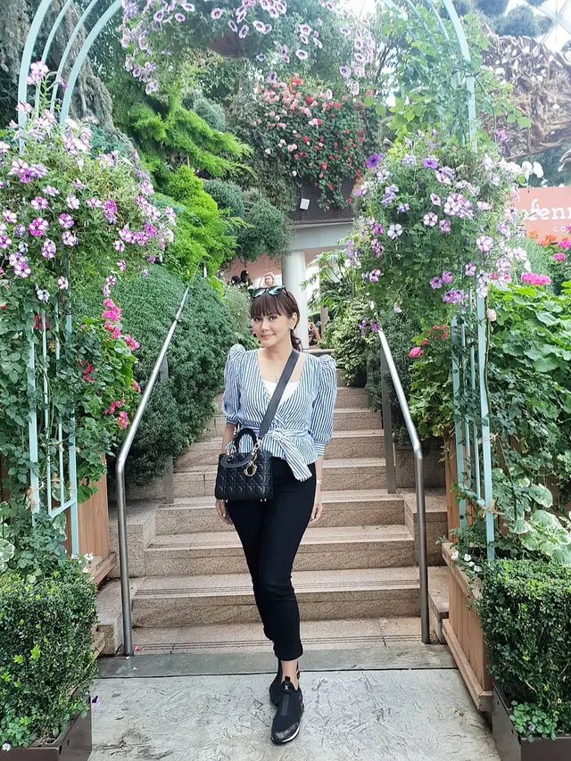 7 Potret Anita Hara yang Tetap Tampil Awet Muda di Usia 40 Tahun