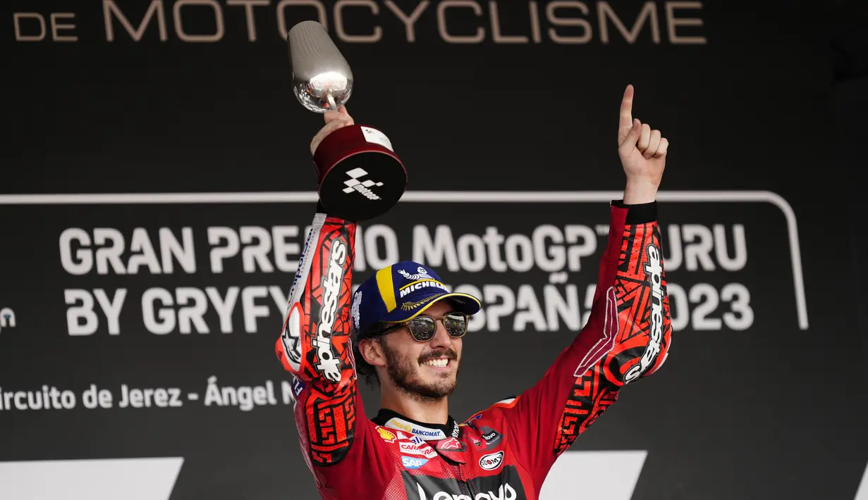 Pembalap Ducati Lenovo Team, Pecco Bagnaia, melakukan selebrasi setelah berhasil meraih kemenangan dalam balapan MotoGP Spanyol 2023 di Sirkuit Jerez pada Minggu (30/4/2023). (AP Photo/Jose Breton)